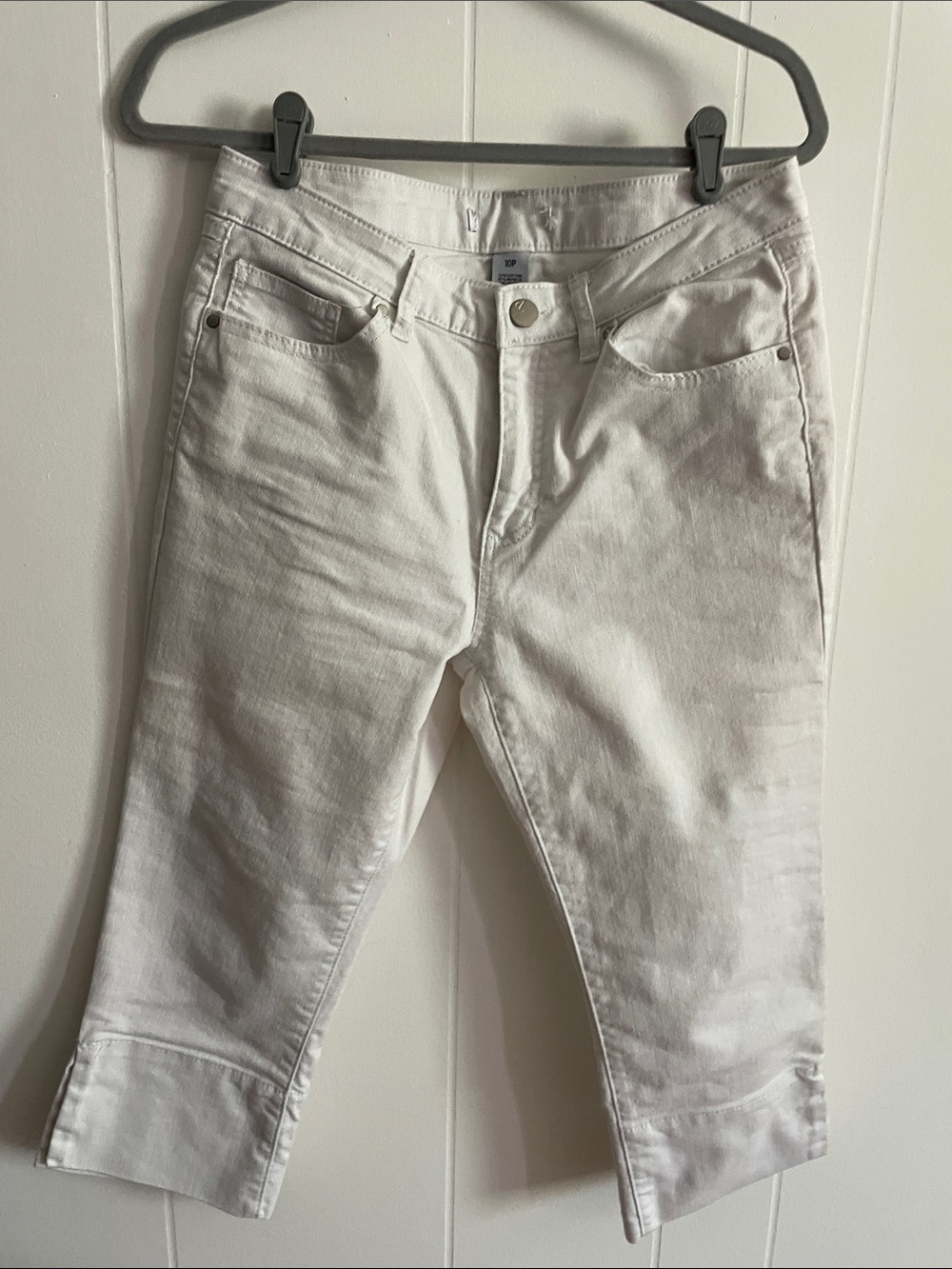 Delicious White Cropped Ankle Jeans